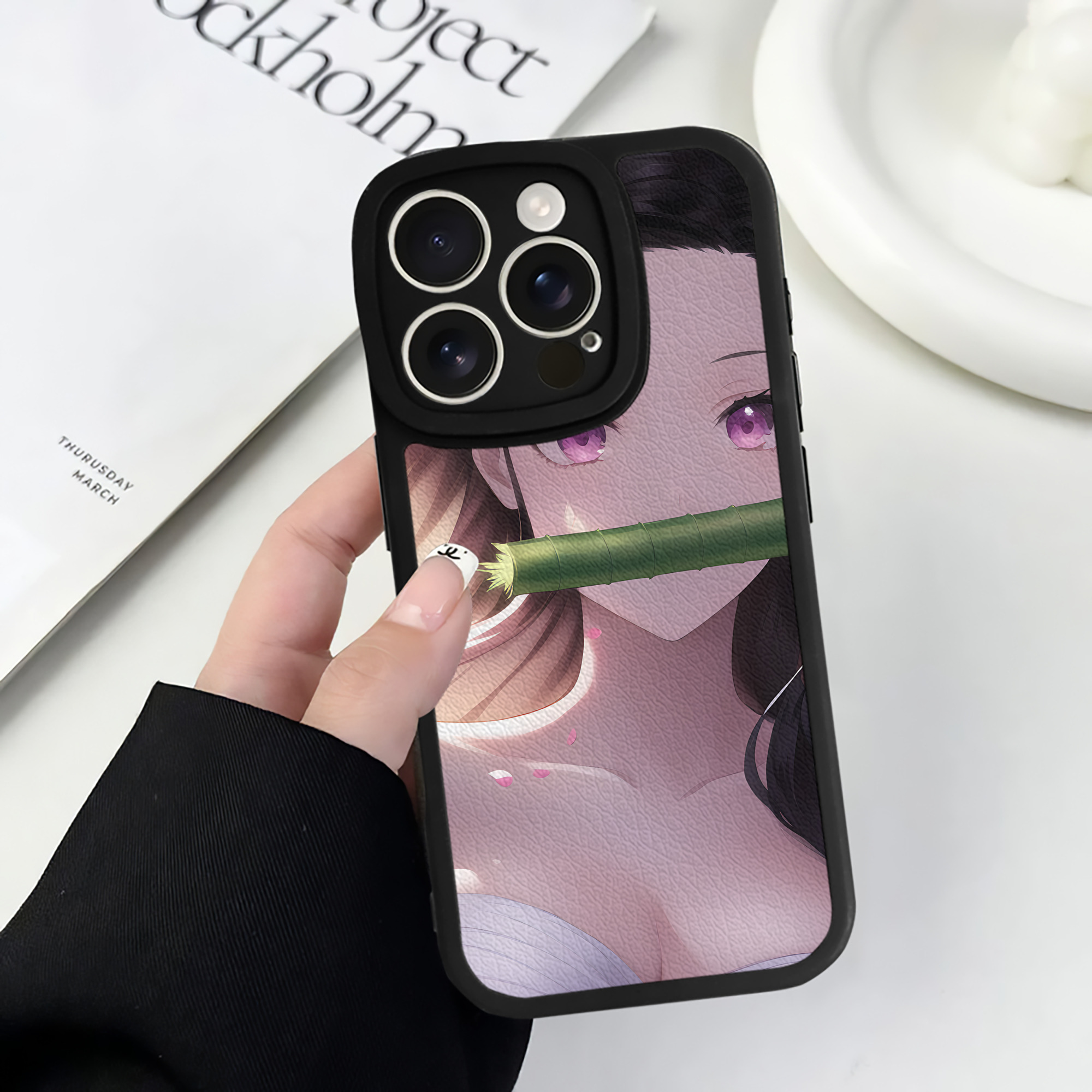 （画像用） 鬼滅の刃（きめつのやいば）竈門 禰󠄀豆子／かまど ねずこ Kamado Nezuko 【iPhone 16シリーズ対応】シリコンスマホケース（レザー調） 材質：シリコン